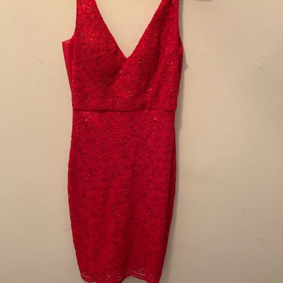 Elegant Red Dress - Picture 2 of 8